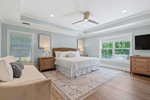 5 quartos, escrivaninha, ferros/tábuas de passar roupa, berço de viagem