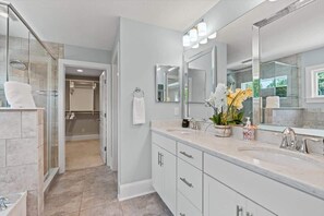 Shower, hair dryer, towels, shampoo - Luxury Oasis Heated Pool, Game Rm, 3 Blks to Beach (St. Augustine)
