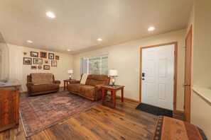 TV - Spacious 3BR Family Retreat w Fire Pit, BBQ, Smart TVs & More (Spokane Valley)