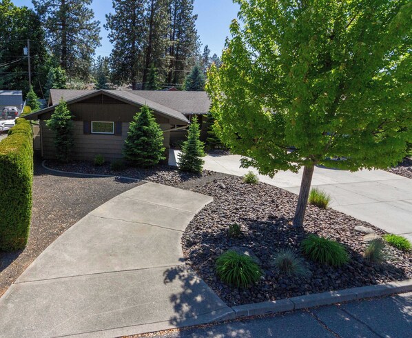 Property grounds - Spacious 3BR Family Retreat w Fire Pit, BBQ, Smart TVs & More (Spokane Valley)