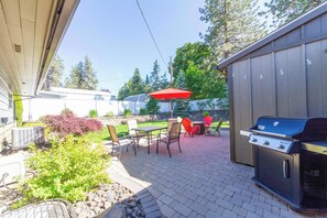 Outdoor dining - Spacious 3BR Family Retreat w Fire Pit, BBQ, Smart TVs & More (Spokane Valley)