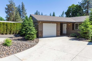 Exterior - Spacious 3BR Family Retreat w Fire Pit, BBQ, Smart TVs & More (Spokane Valley)