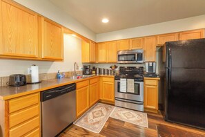 Fridge, microwave, oven, stovetop - Spacious 3BR Family Retreat w Fire Pit, BBQ, Smart TVs & More (Spokane Valley)