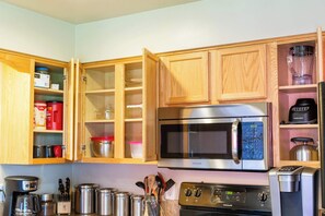 Fridge, microwave, oven, stovetop - Spacious 3BR Family Retreat w Fire Pit, BBQ, Smart TVs & More (Spokane Valley)