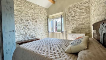 1 bedroom, bed sheets