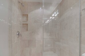 Douche, séchoir à cheveux, serviettes fournies