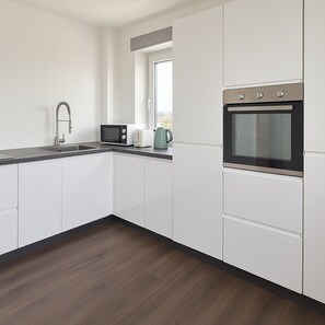 Apartamento | Cozinha privada | Geladeira, micro-ondas, fogão, cooktop