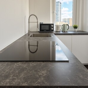 Lägenhet | Eget kök | Kylskåp, mikrovågsugn, ugn och spishäll