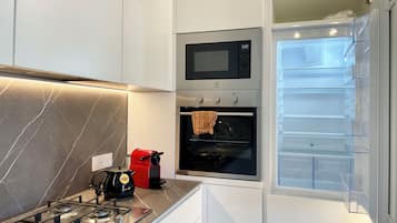 Geladeira, micro-ondas, fogão, cooktop