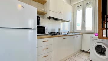 Microondas, horno, placa de cocina y cafetera o tetera