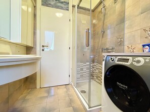 Shower, hair dryer, bidet, towels