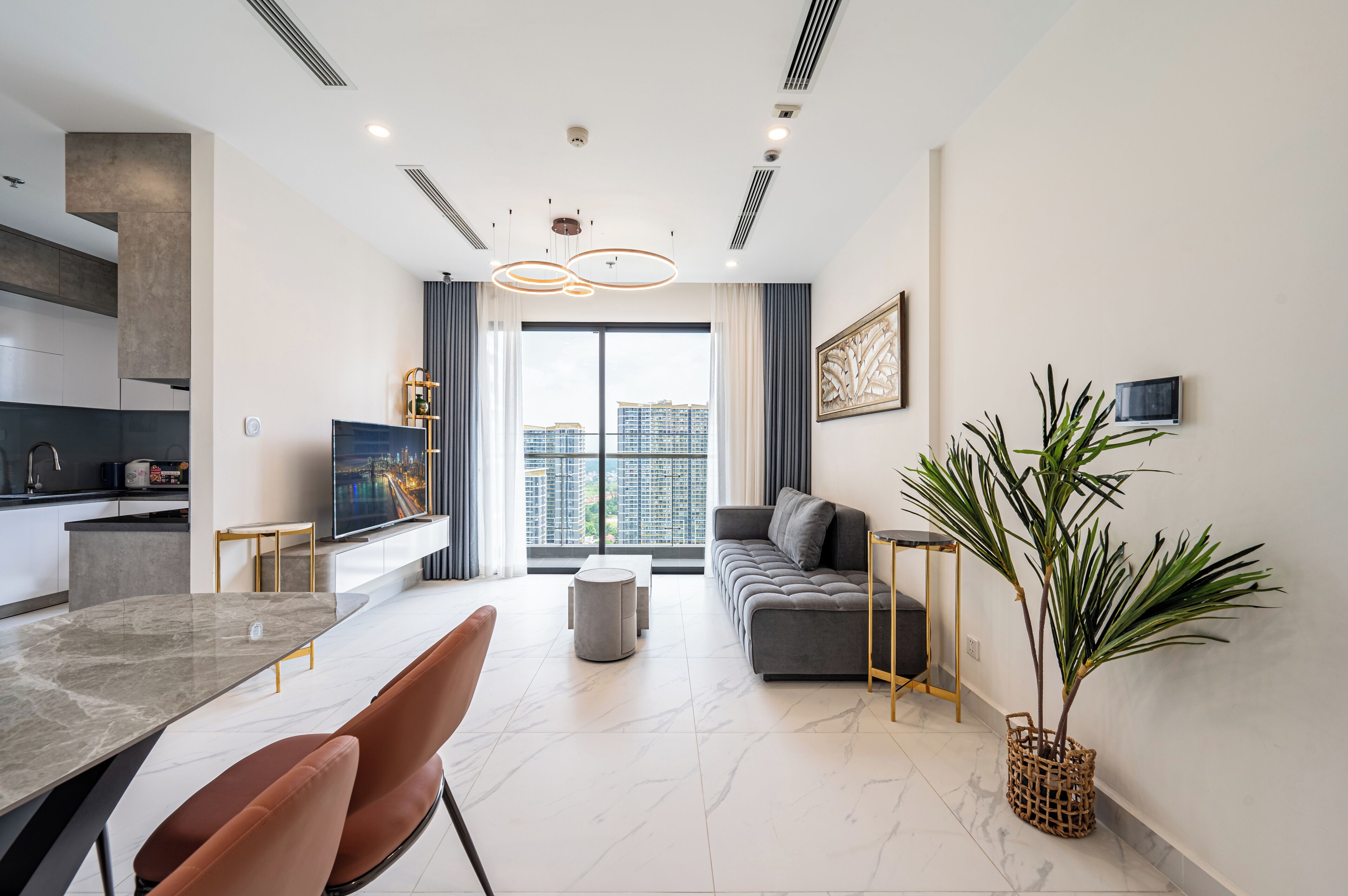 Deluxe appartement, 2 slaapkamers, balkon, uitzicht op park | Woonruimte | Een 43-inch smart-tv met digitale zenders