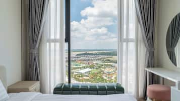 Deluxe Apartment, 3 Bedrooms, Balcony, Park View | Hypo-allergenic bedding, memory foam beds, individually decorated