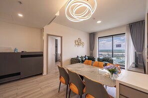 Appartement Deluxe, 3 chambres, balcon, vue parc | Salle de séjour | TV connectée de 43 pouces avec chaînes numériques