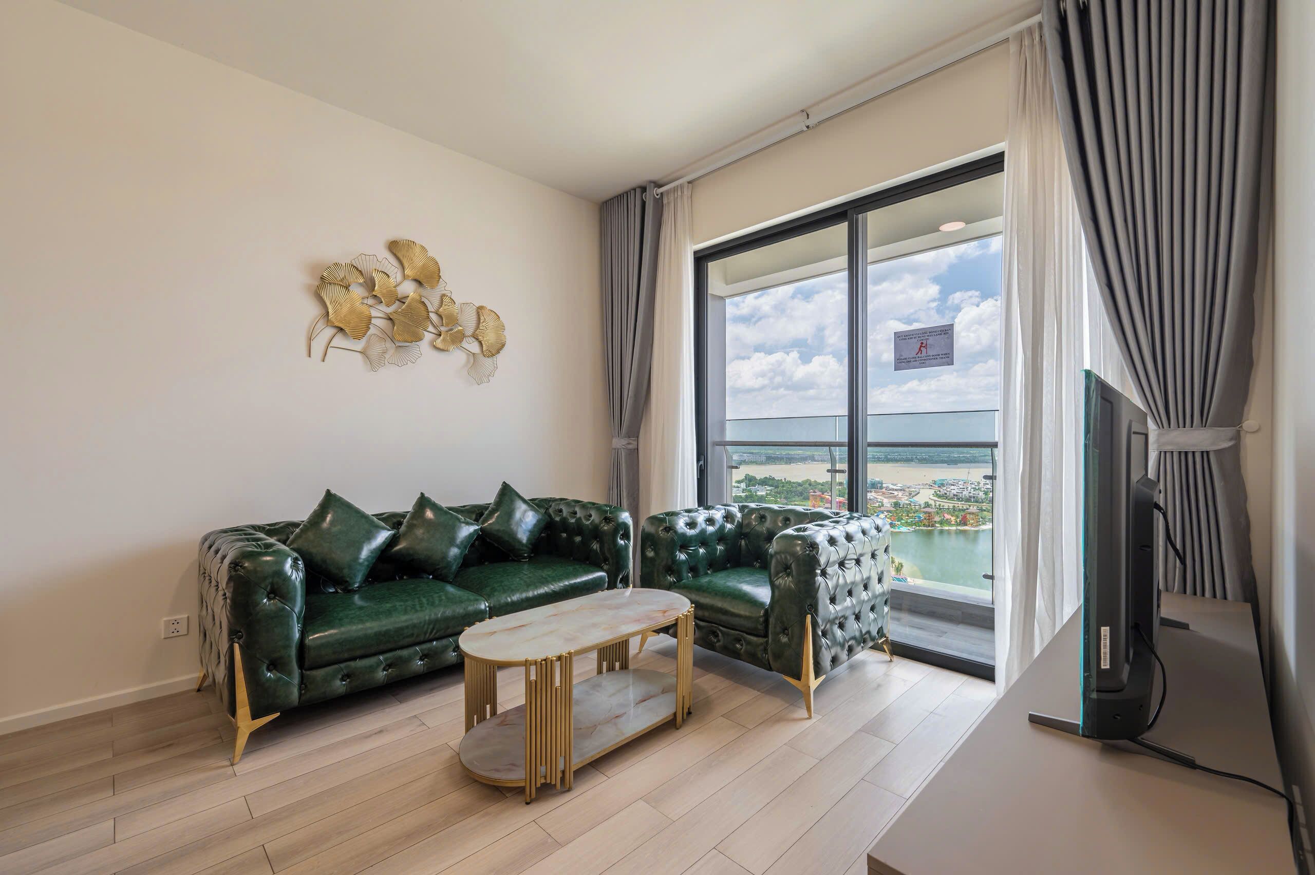 Deluxe appartement, 3 slaapkamers, balkon, uitzicht op park | Woonkamer | Een 43-inch smart-tv met digitale zenders