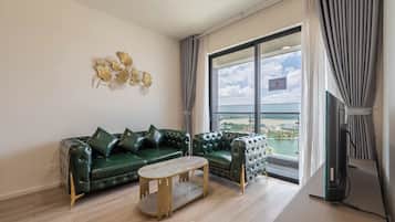 Deluxe appartement, 3 slaapkamers, balkon, uitzicht op park | Woonkamer | Een 43-inch smart-tv met digitale zenders