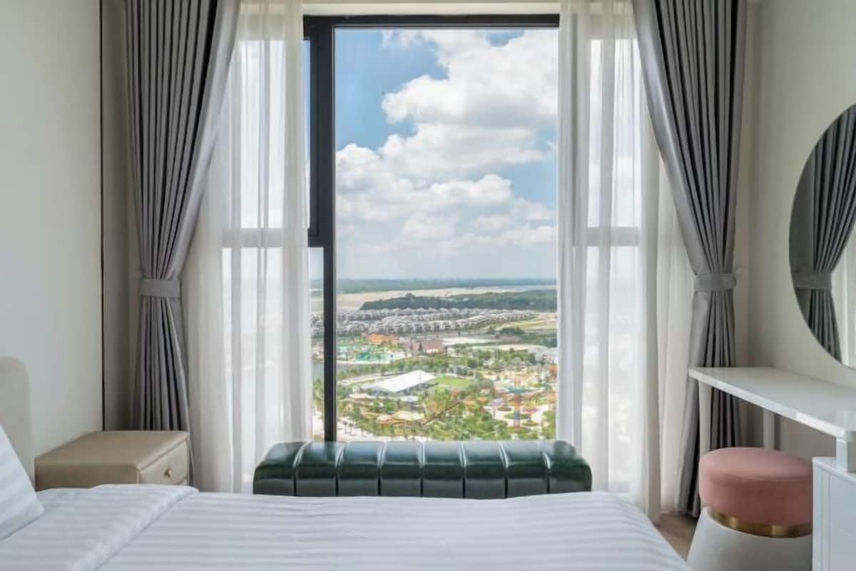 2 bedrooms, hypo-allergenic bedding, memory-foam beds