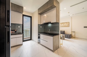 Uma cozinha moderna com eletrodomésticos embutidos, uma janela grande e vista para a cidade.