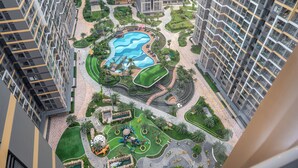 A high-rise residential building with a central swimming pool, landscaped gardens, and a children's play area. - Studio - GH5 - Vinhomes Grand Park (Ho Chi Minh City)
