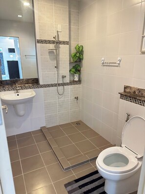 Haartrockner, Handtücher, Toilettenpapier