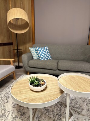 Smart TV, books - Whole House- 2mins to Spirit of Tasmania- 2 mins Northshore beach- Shore Getaway (Norlane)