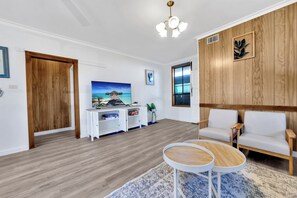 Interior - Whole House- 2mins to Spirit of Tasmania- 2 mins Northshore beach- Shore Getaway (Norlane)