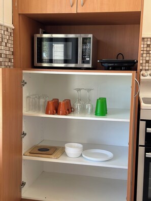 Een koelkast, een microgolfoven, een oven, een vaatwasser