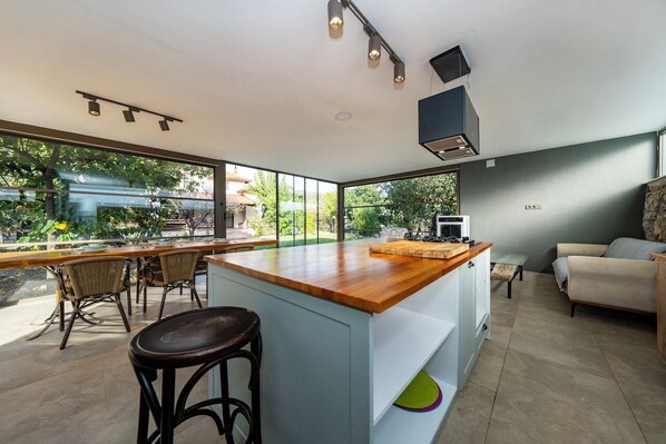 Luxe villa | Gemeenschappelijke keuken | Een koelkast, een microgolfoven, een oven, een kookplaat