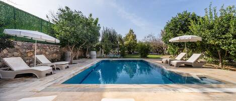 Una piscina al aire libre