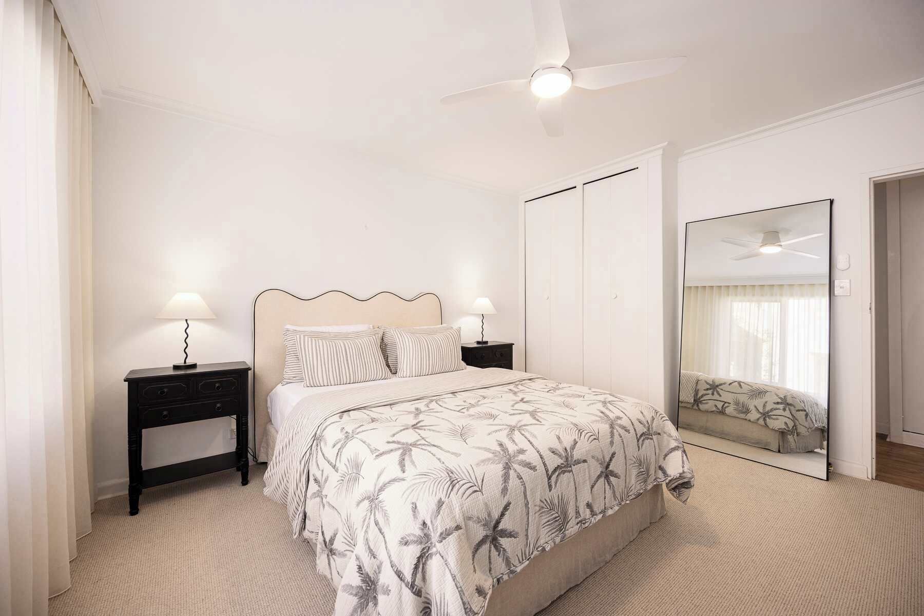 2 bedrooms, desk, WiFi, bed sheets