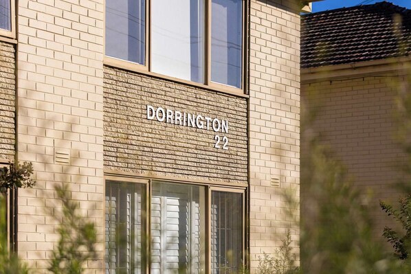 Un edificio con facciata in mattoni e un cartello con la scritta 'DORRINGTON 22'.