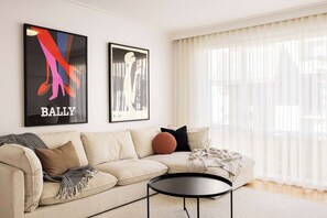 TV, offices - Delightful Dorrington | In The Heart of Armadale (Armadale)