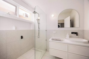 Dusche, Haartrockner, Handtücher, Shampoo
