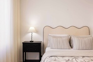 2 bedrooms, desk, WiFi, bed sheets