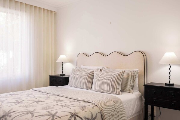 2 bedrooms, desk, WiFi, bed sheets