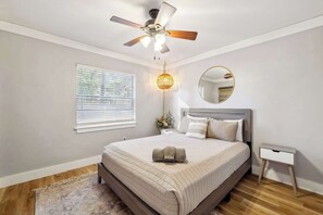 4 bedrooms, iron/ironing board, WiFi, bed sheets