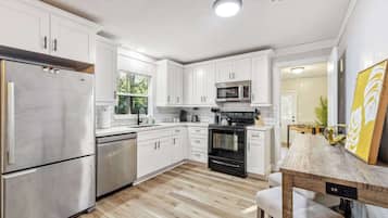 Een koelkast, een magnetron, een oven, een kookplaat