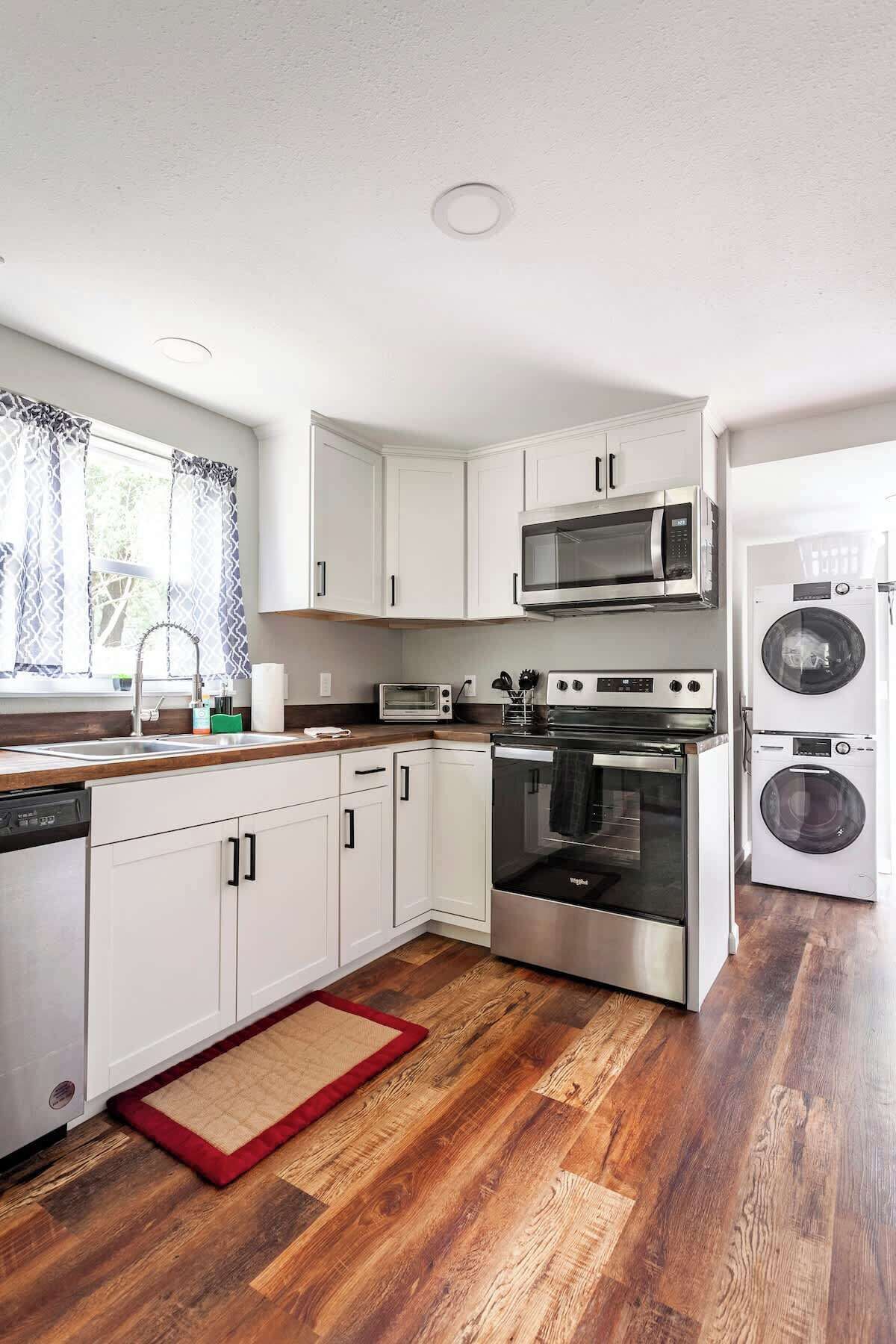 Køleskab, mikrobølgeovn, ovn, kogeplade