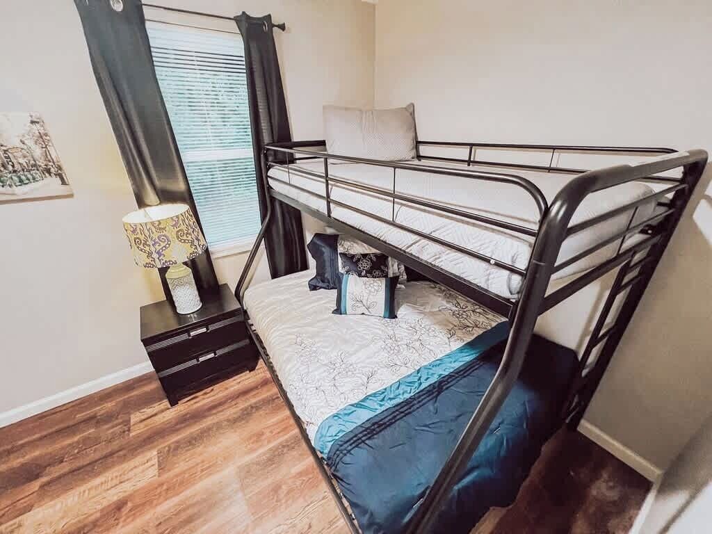 3 bedrooms, iron/ironing board, WiFi, bed sheets