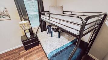 3 bedrooms, iron/ironing board, WiFi, bed sheets