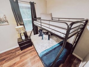 3 bedrooms, iron/ironing board, WiFi, bed sheets