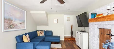 تلفزيون، مدفأة، ألعاب فيديو، كُتُب