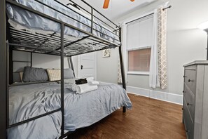 2 chambres, fer et planche à repasser, Wi-Fi, draps fournis