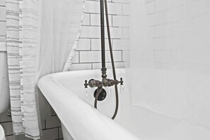 Ducha, secador de pelo, toallas y champú