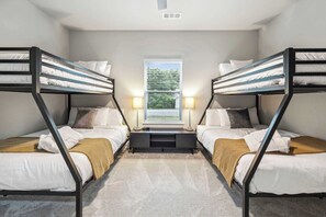 3 bedrooms, iron/ironing board, WiFi, bed sheets - The Veloshire - 0.1 mi to MTB Trails-Hot Tub (Bella Vista)