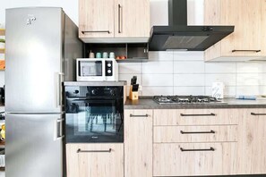 雪櫃、微波爐、焗爐、爐具