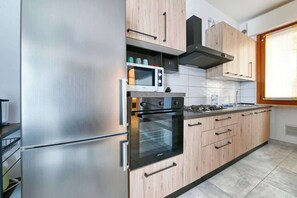 Fridge, microwave, oven, stovetop - The Red House - Verona Holiday & Business (Verona)