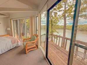 2 soverom, skrivebord, strykejern/-brett og reiseseng for barn