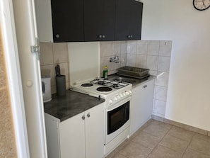 Refrigerador, horno y utensilios de cocina