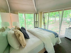 2 bedrooms, desk, iron/ironing board, travel cot